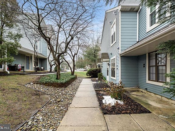 5th image of 155 Bradford Ct