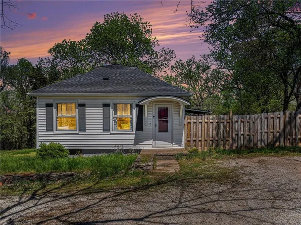 1910 Parker Ave, Osawatomie, KS 66064