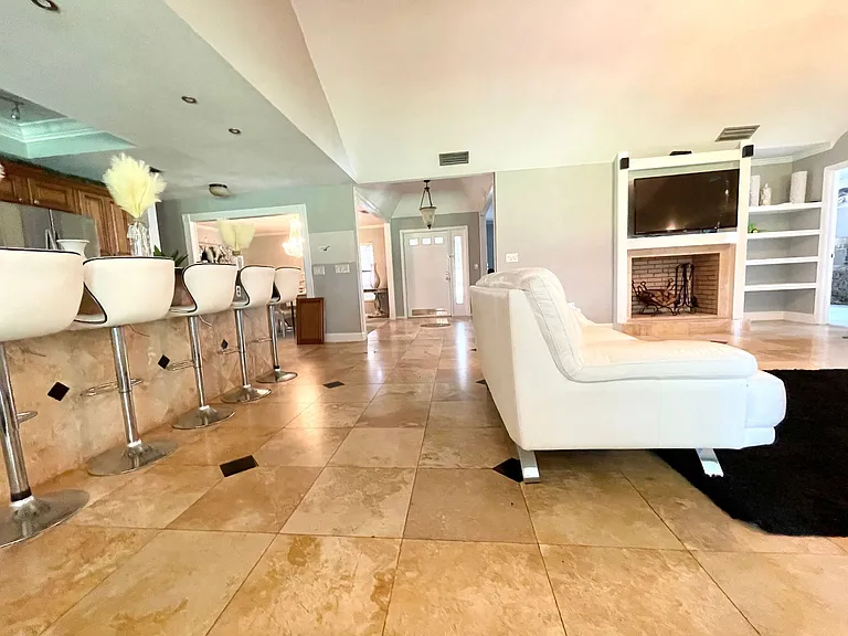 1102 S Sugartree Dr — Photo 21