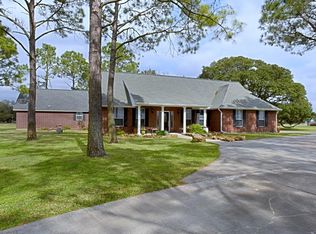 950 Bunkhouse Trl, Angleton, TX 77515