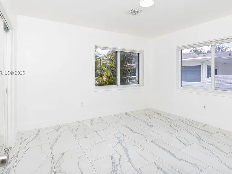 15925 NE 18th Ave — Photo 36