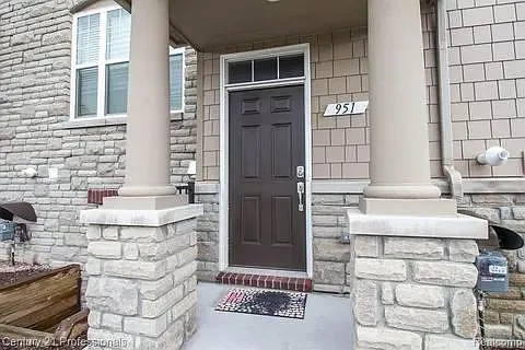 951 Barclay Cir — Photo 2