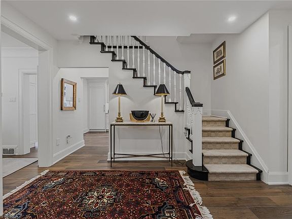 3rd image of 19 Inwood Dr