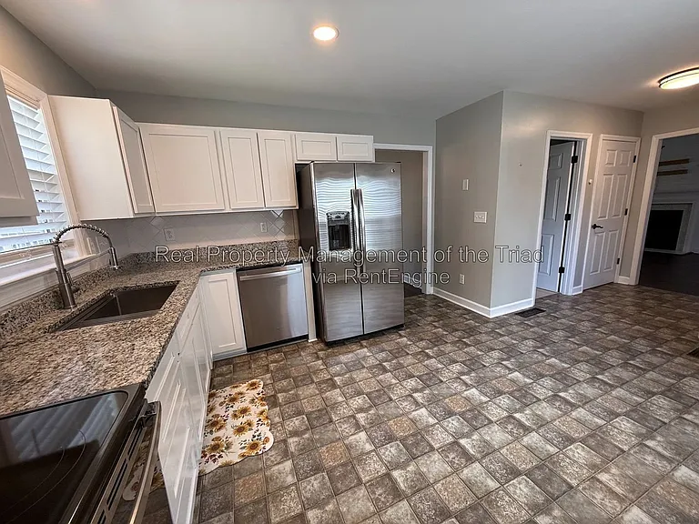 2740 Bridgeport Dr — Photo 5