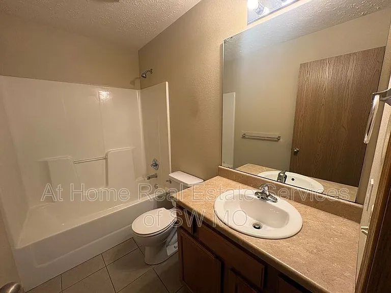 1270 N Northwood Ave — Photo 6