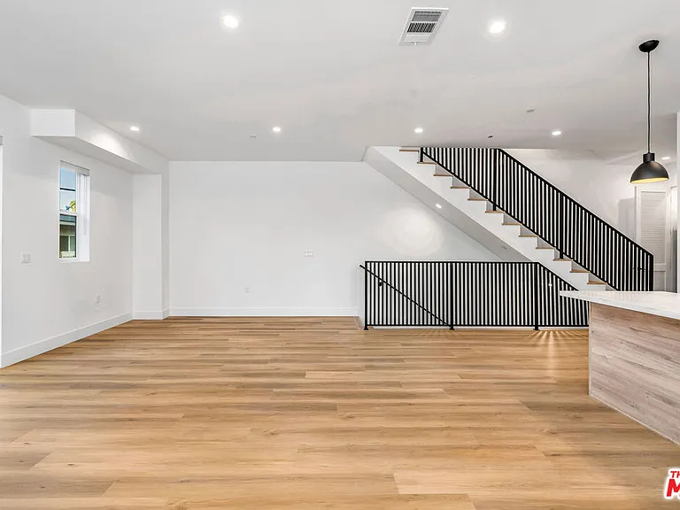 10805 Morrison St #1 — Photo 19