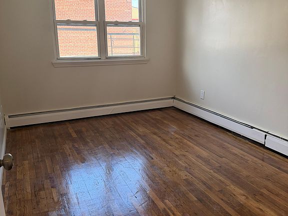 4th image of 2253 Seward Ave #3