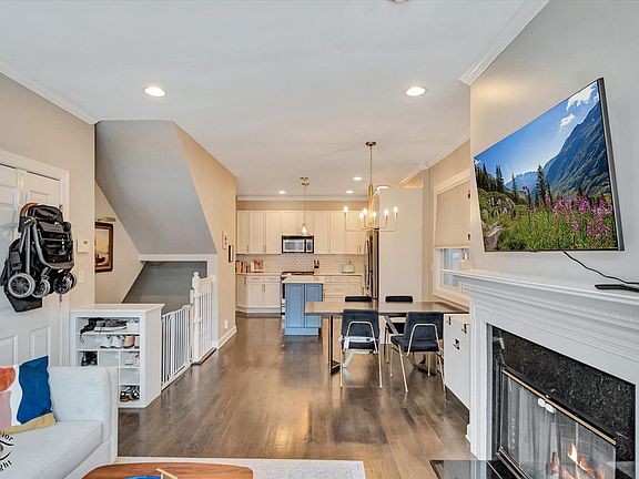5th image of 3640 N Damen Ave #1