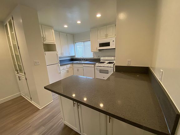 3rd image of 101 Roycroft Ave #1