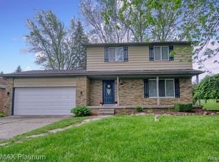 2421 Crane Rd, Fenton, MI 48430