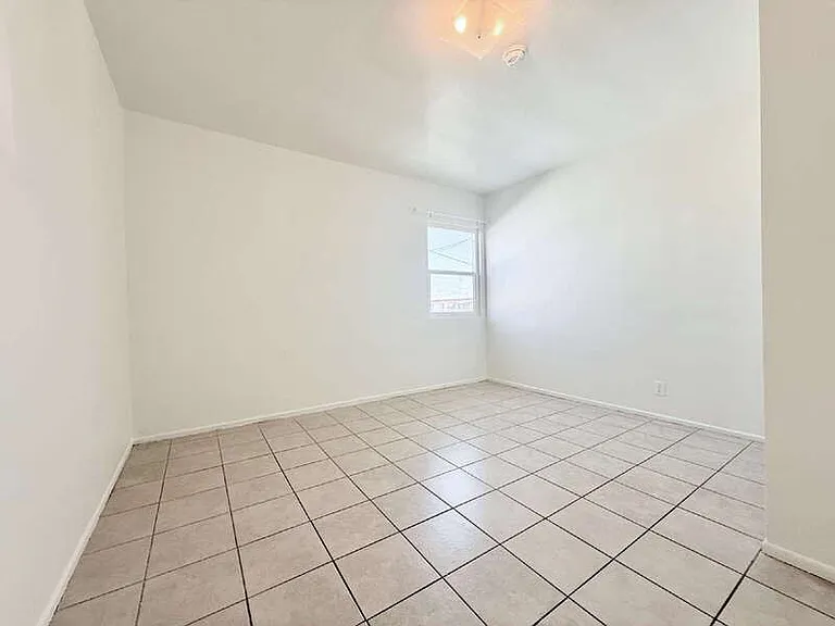 943 W 68th St #4 — Photo 26