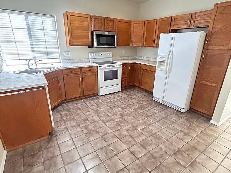 7921 Woodleaf Dr NE — Photo 4