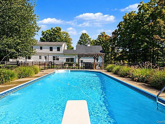 3rd image of 304 Cedar Hill Road