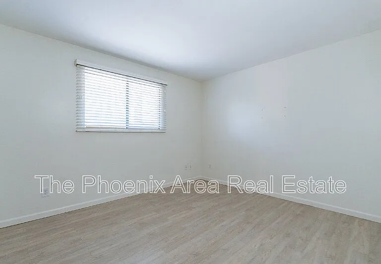 1001 E Campus Dr — Photo 16
