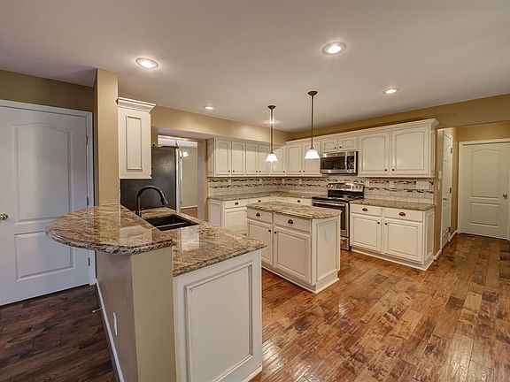 3rd image of 1144 Bayswater Dr