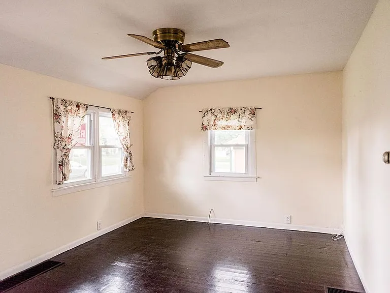 28W711 Ray St — Photo 5