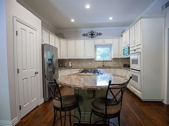 4th image of 3807 Meadowdale Ln