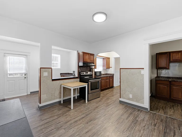 11115 Wade Park Ave — Photo 3