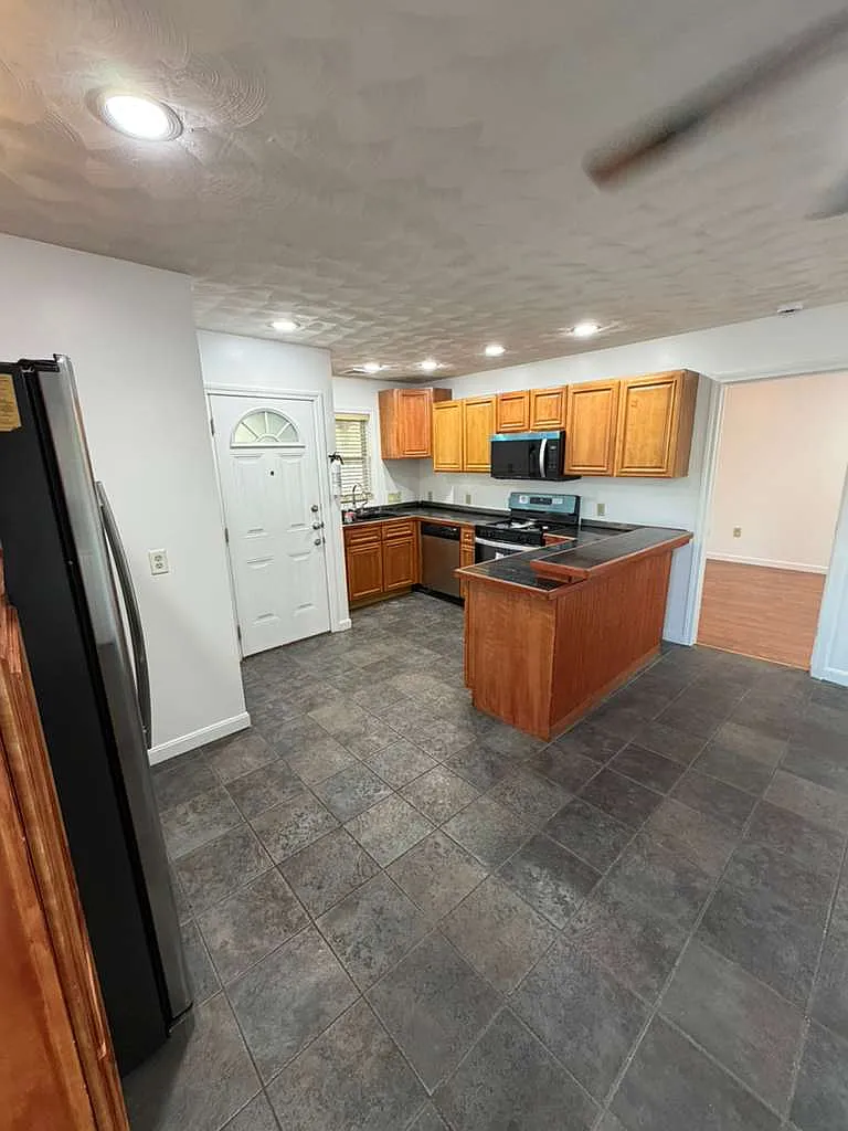 3 bed, 1200 sqft, $3,600 — Photo 2