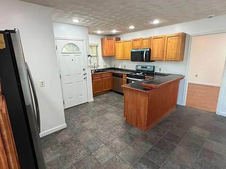 130-132 W Selden St #3 — Photo 2