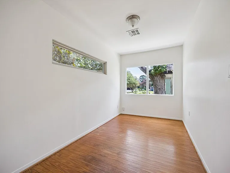 326 W 22nd St — Photo 17