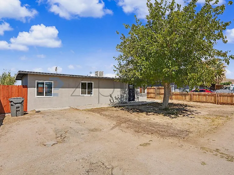 2829 Laurel St — Photo 3