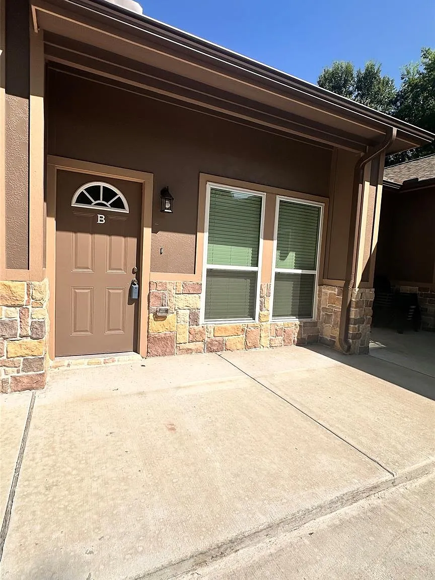 2 bed, 2.0 bath, 950 sqft, $1,400 — Photo 1