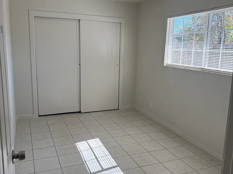 139 W Tyler St #B — Photo 11