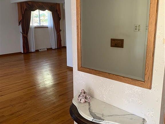 3rd image of 33185 Arlesford Dr
