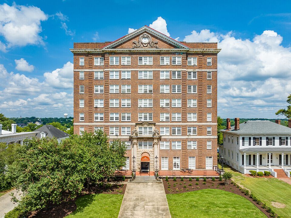 Come home! This 8-story building offers apartment living, with each apartment having its own individual charm.