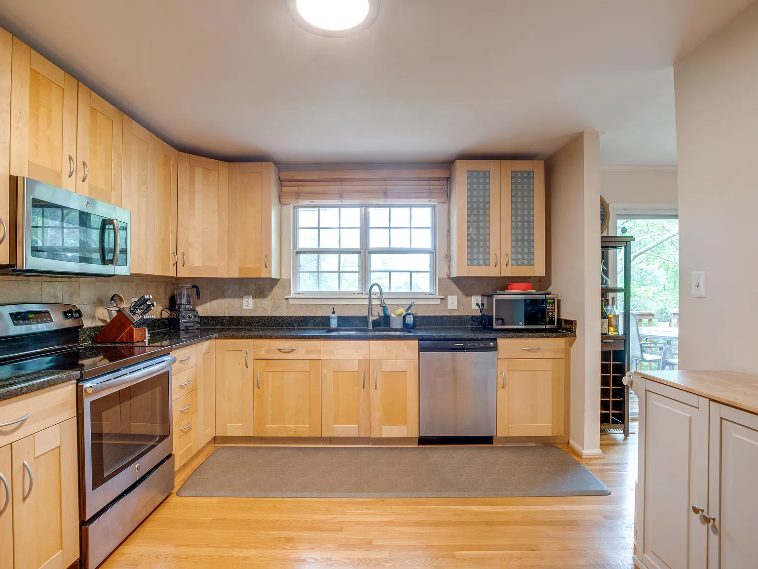 4 bed, 1800 sqft, $4,000 — Photo 3