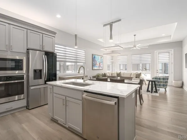 7484 Gramercy Cir, West Bloomfield, MI 48322