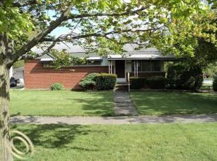 29995 Tamarack Dr, Flat Rock, MI 48134