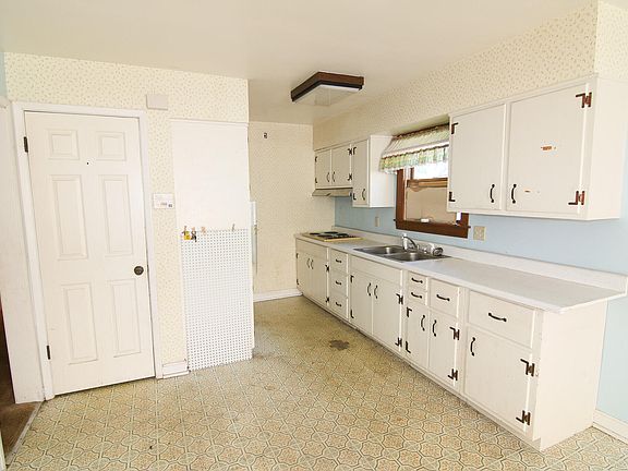 3rd image of 747 Saint Matthews Cir