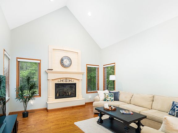 4th image of 1525 Evergreen Dr
