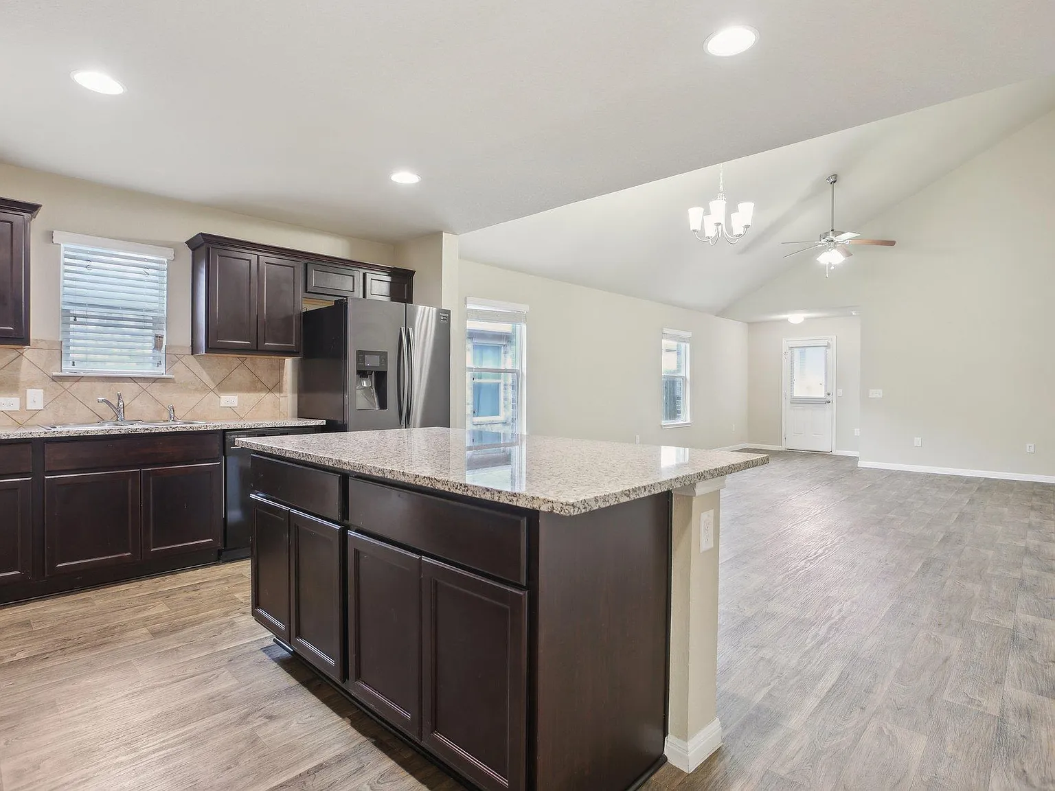 4 bed, 2.0 bath, 1904 sqft, $2,400 — Photo 2