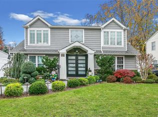 37 Island St, Plainview, NY 11803