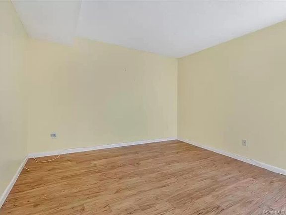 2nd image of 6 Little Oak Ln