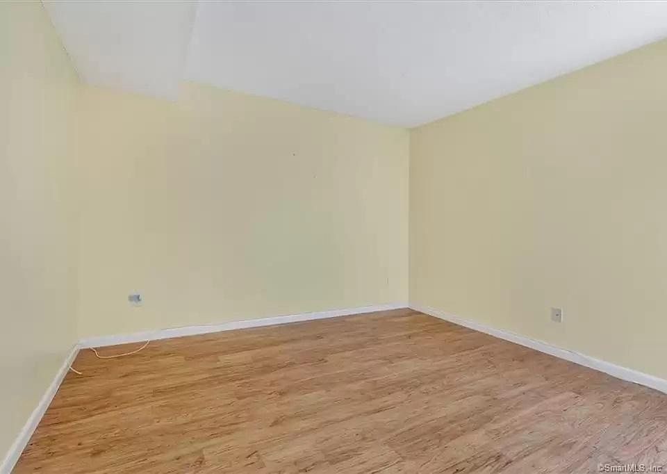 1st image of 6 Little Oak Ln Unit 6