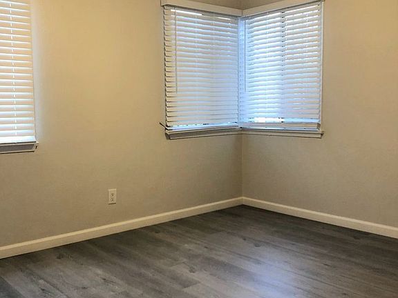 3rd image of 1119 E Hyde Park Blvd #8229517