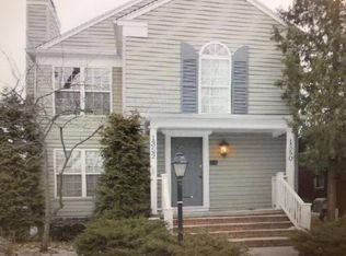 1350 Lakepointe St, Grosse Pointe Park, MI 48230