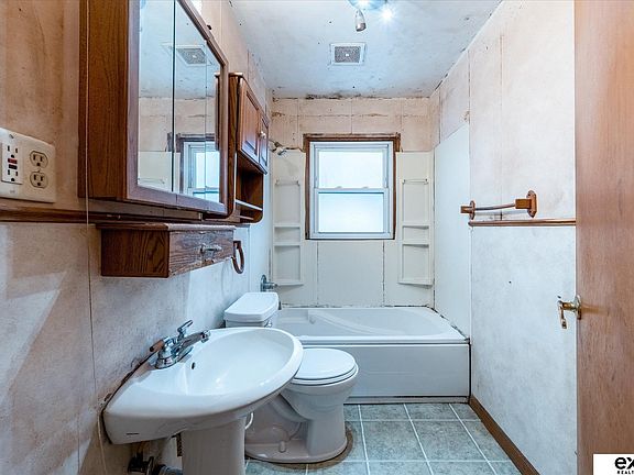 5th image of 305 Hillcrest Dr