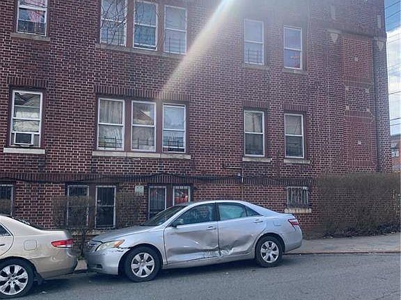 3rd image of 4790 Barnes Ave