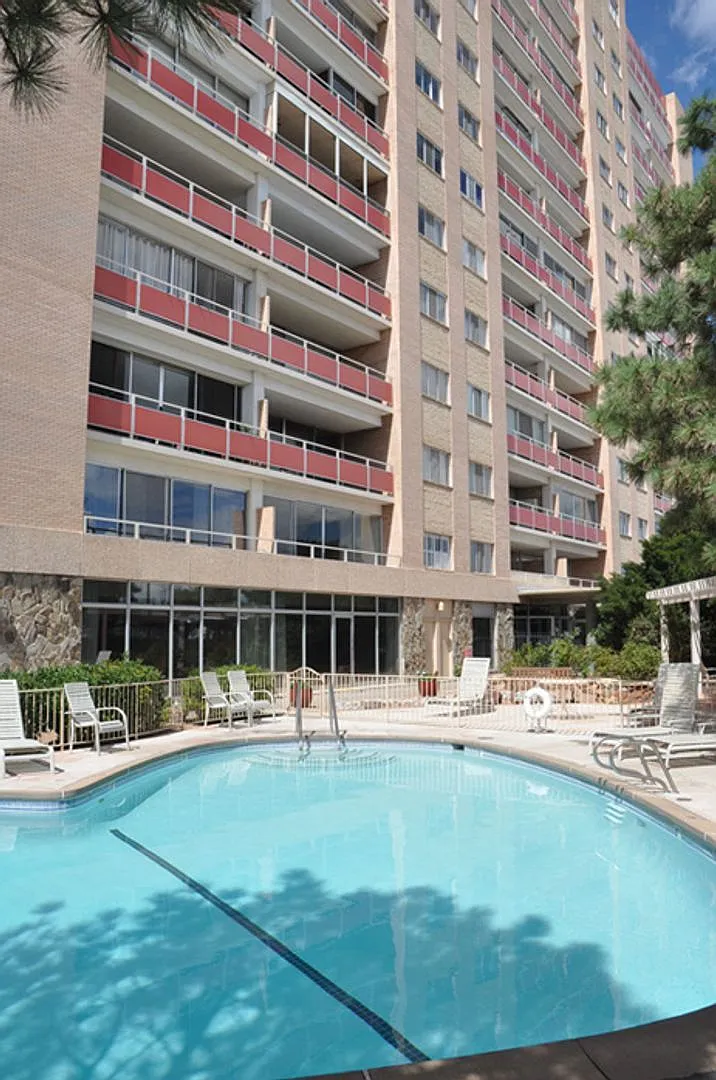 Luxury Park Plaza 1 Bedroom Condo 892sf - Utilities Included — Photo 2
