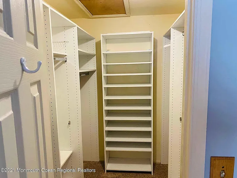 1077 Roseberry Ct — Photo 11