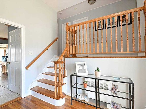4th image of 24 Cambridge Dr