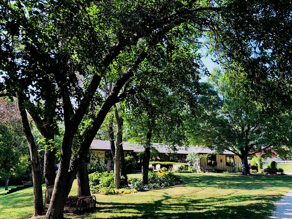 Lovely walk out ranch on 5A