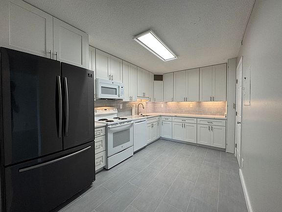5th image of 203 Yoakum Pkwy APT 1606