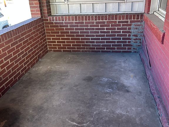 2nd image of 208 W Elizabeth St