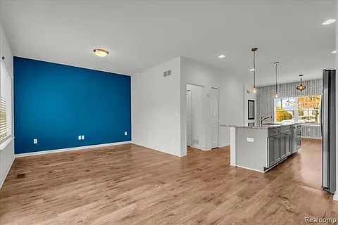 4th image of 26 W Garfield Ave